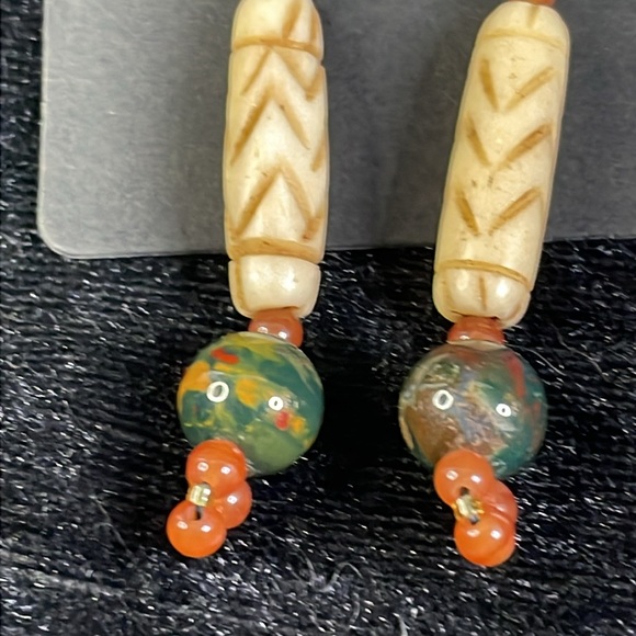 Vintage dangle earring with bone, jade, carnelian and sterling silver. - Picture 3 of 4